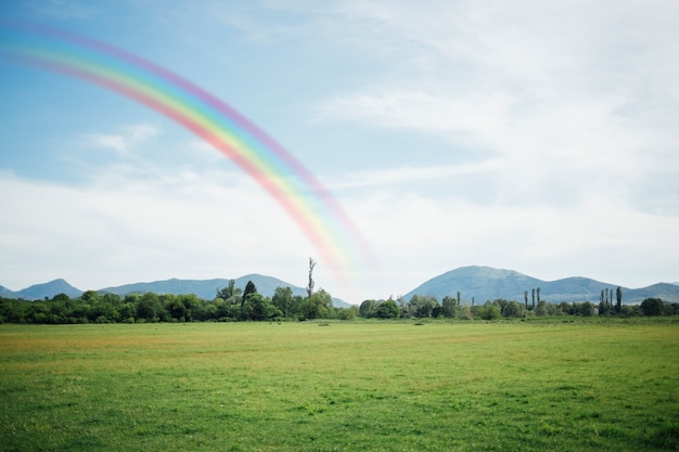 Foto grátis bela paisagem natural com arco-íris