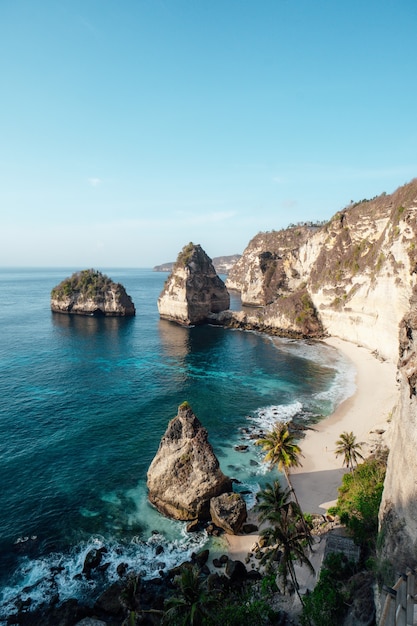 Foto grátis bela praia diamond na ilha de penida, bali, indonésia