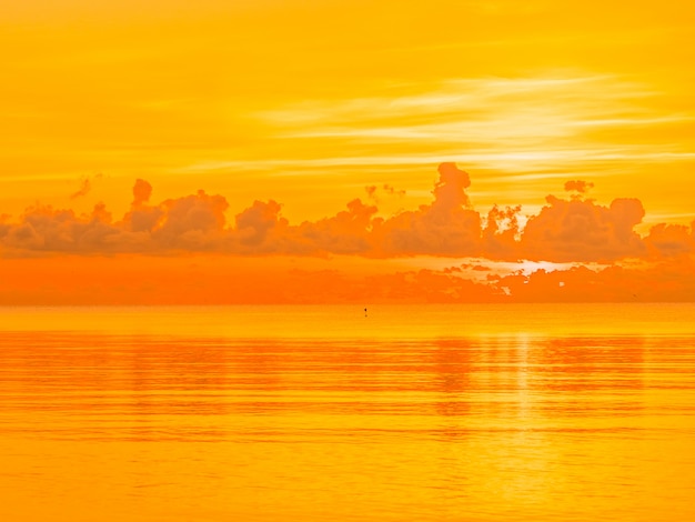 Foto grátis bela praia tropical e mar oceano paisagem com nuvens e céu no nascer do sol ou por do sol