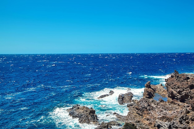 Foto grátis bela vista do penhasco da montanha para o oceano com céu azul e nuvens