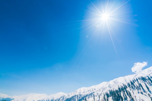 Belas montanhas cobertas de neve, estado da Caxemira, Índia.