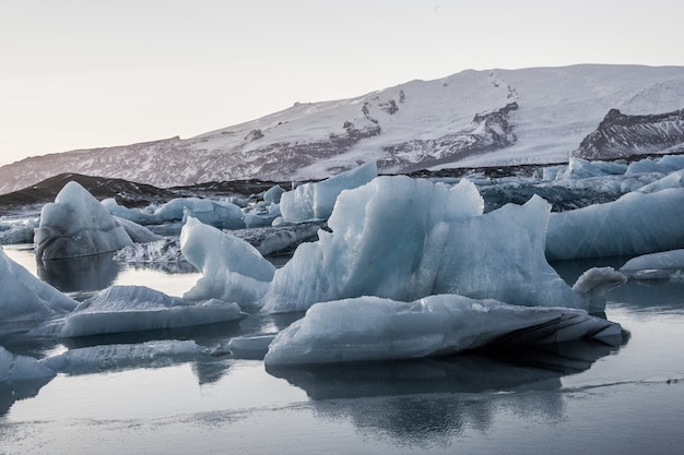 Belas paisagens da lagoa da geleira de Jokulsarlon refletida no mar na Islândia