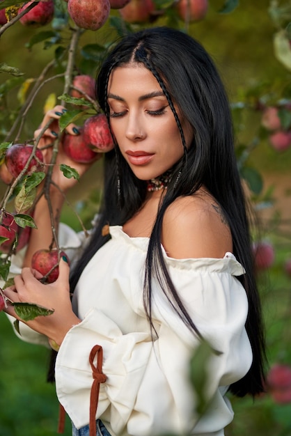 Foto grátis beleza pensativa posando no jardim com os olhos fechados