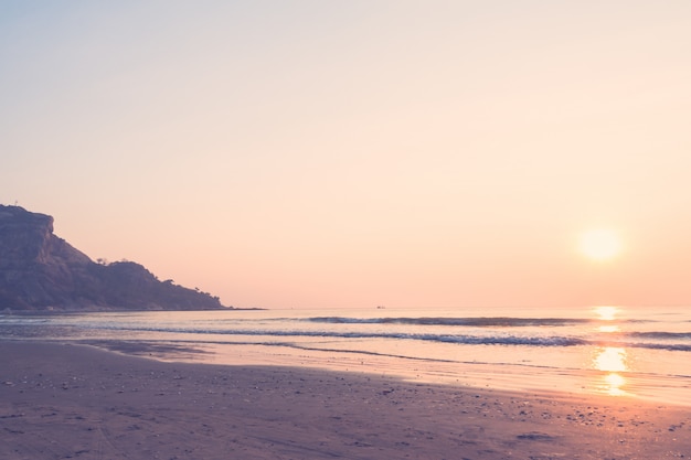 Foto grátis belo nascer do sol na praia