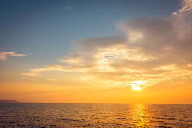 Foto grátis belo pôr do sol na praia e mar