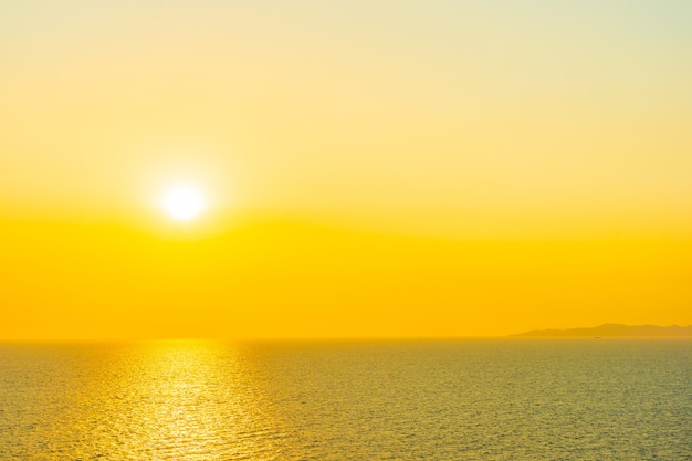 Foto grátis belo pôr do sol ou nascer do sol em torno da baía do mar oceano com nuvens no céu