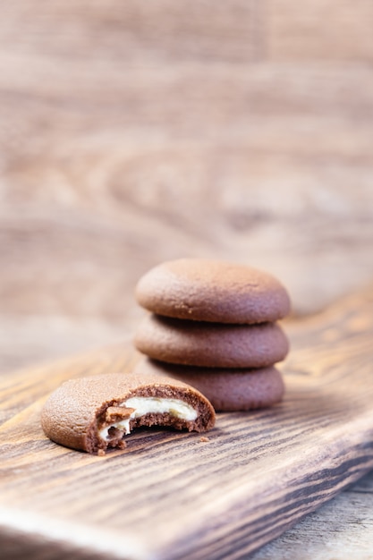 Foto grátis biscoito de chocolate sobre uma tábua de madeira