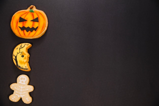 Foto grátis biscoitos de abóbora, lua e esqueleto de halloween