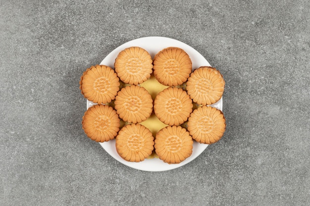 Foto grátis biscoitos deliciosos recheados com creme no prato branco