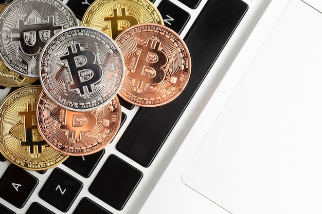 Foto grátis bitcoin em cima de close-up de laptop