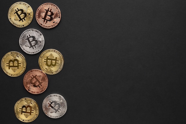 Foto grátis bitcoin em várias cores com cópia-espaço