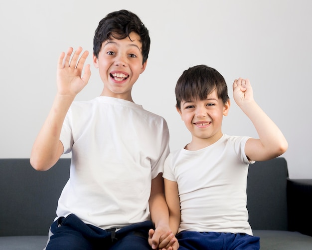 Foto grátis blogueiros felizes de tiro médio