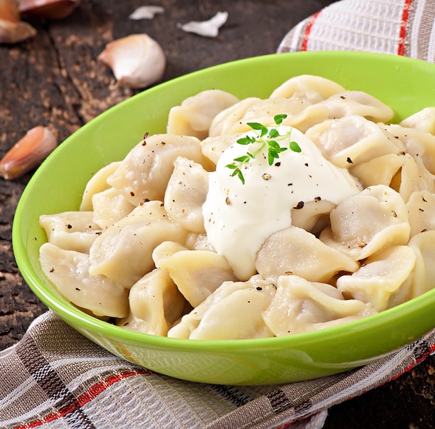 Foto grátis bolinhos de carne - pelmeni cozido russo no prato