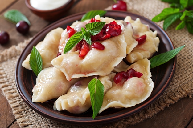 Foto grátis bolinhos deliciosos com cerejas e geléia.