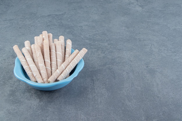 Foto grátis bolinhos saborosos de wafer em uma tigela azul.