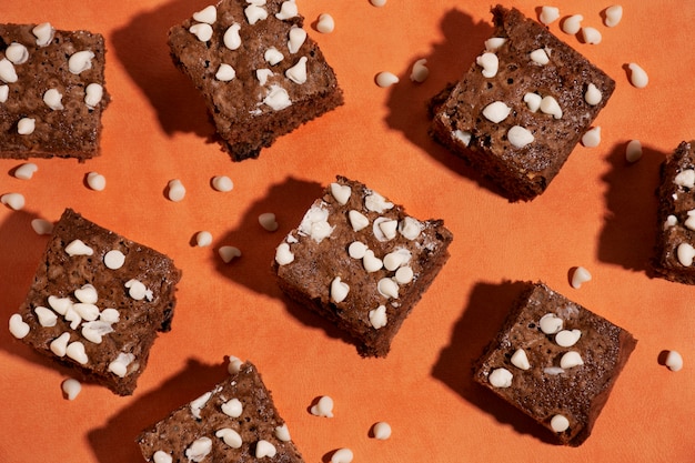 Foto grátis bolos e lascas de chocolate planas