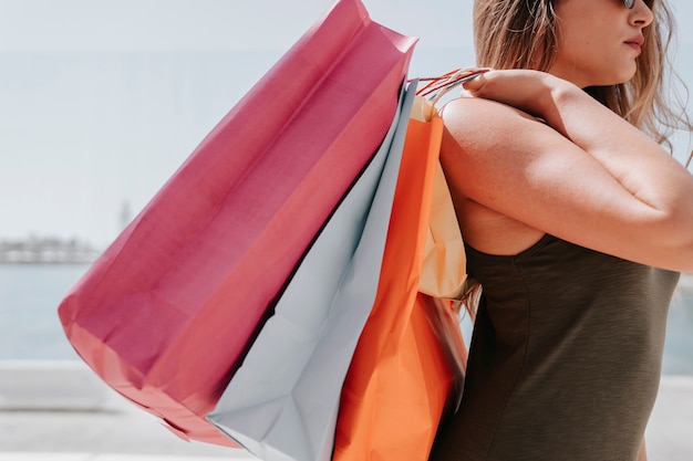 Bolsas femininas de mão segurando