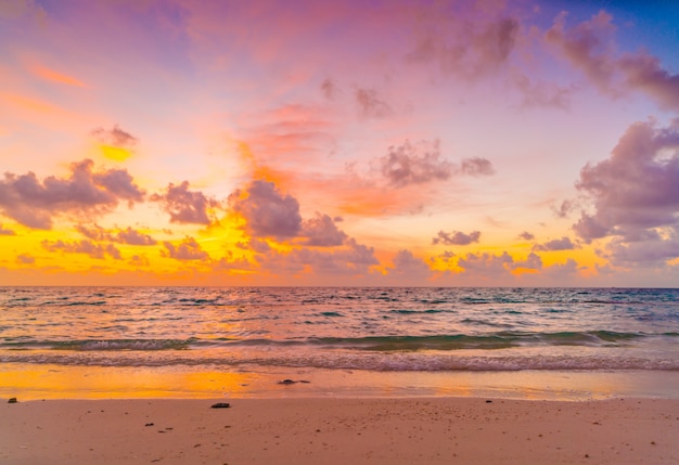 Foto grátis bonito, pôr do sol, céu, sobre, calmas, mar, tropicais, maldivas, ilha