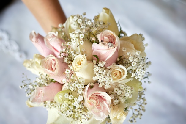 Foto grátis bouquet de lindas rosas de casamento rosa e brancas com um anel de diamante