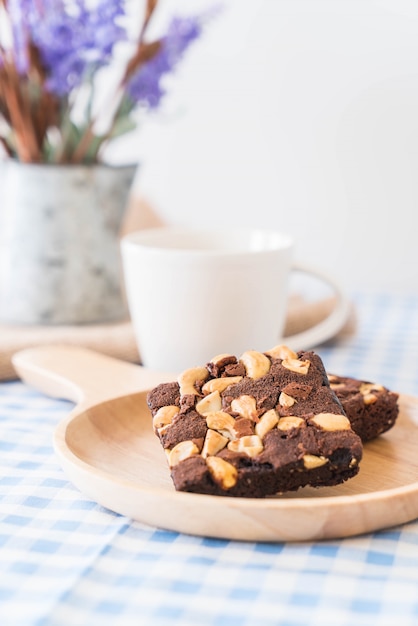 Foto grátis brownies de chocolate na mesa