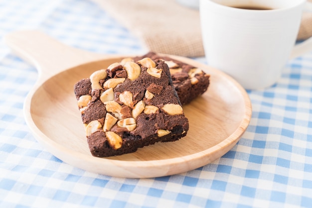 Foto grátis brownies de chocolate na mesa