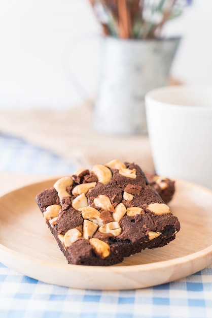 Foto grátis brownies de chocolate na mesa