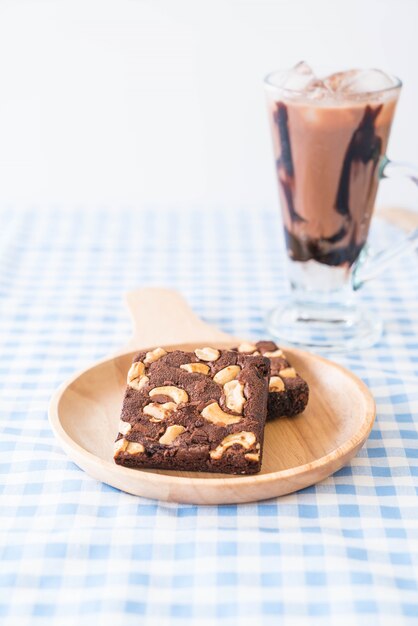 Foto grátis brownies de chocolate na mesa