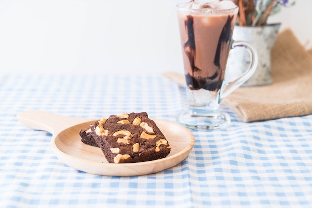 Foto grátis brownies de chocolate na mesa