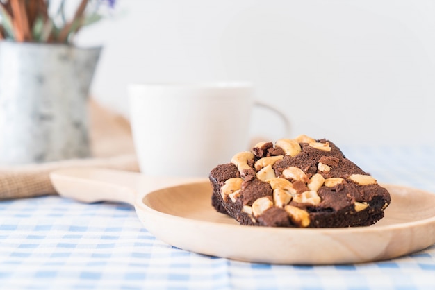 Foto grátis brownies de chocolate na mesa