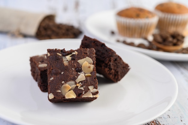 Brownies de chocolate num prato branco.