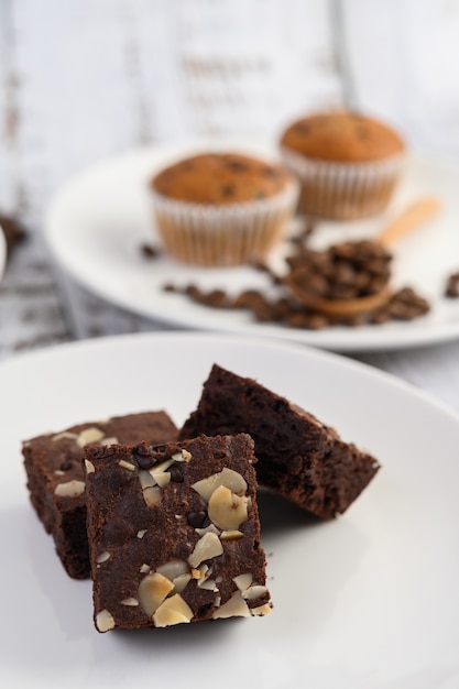 Foto grátis brownies de chocolate num prato branco.