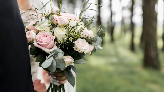 Buquê de casamento ao ar livre