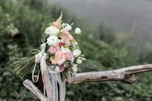 Foto grátis buquê de casamento na natureza