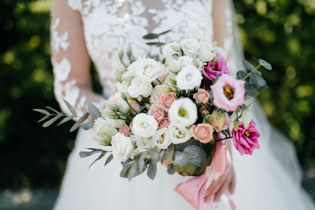 Foto grátis buquê de casamento nas mãos da noiva