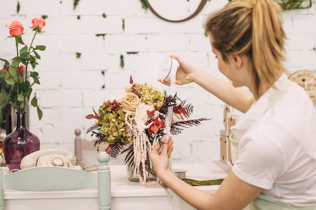 Foto grátis buquê de decoração de floristas jovens