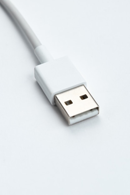 Foto grátis cabo usb sobre fundo branco isolado