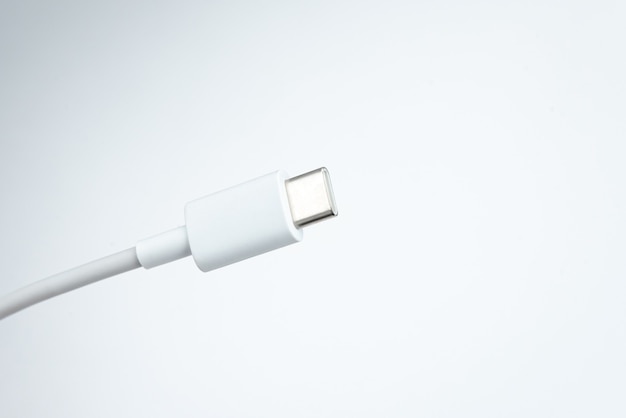 Foto grátis cabo usb tipo c sobre fundo branco isolado