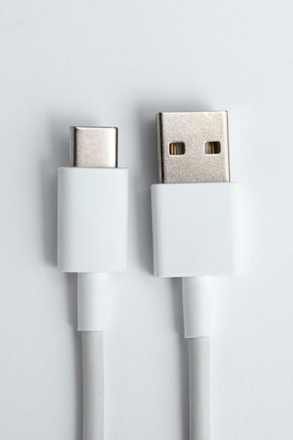 Foto grátis cabo usb tipo c sobre fundo branco isolado