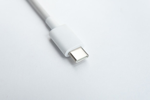 Foto grátis cabo usb tipo c sobre fundo branco isolado