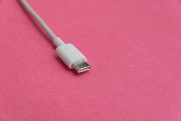 Foto grátis cabo usb tipo c sobre fundo rosa