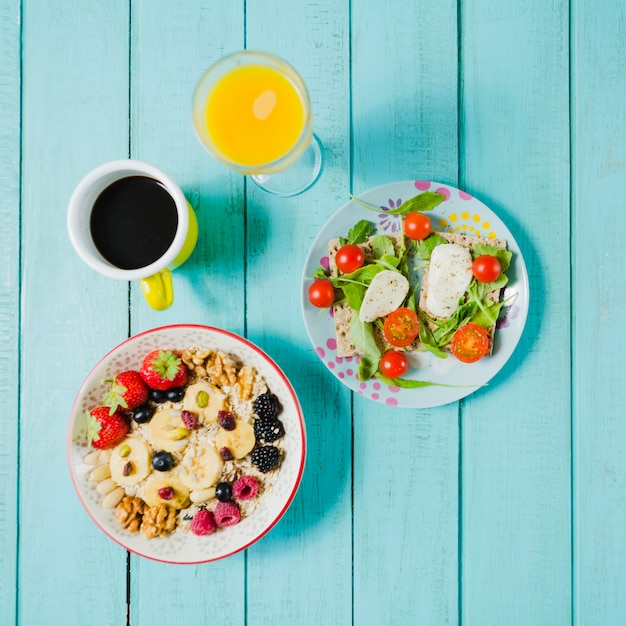 Café e suco perto de salada e muesli