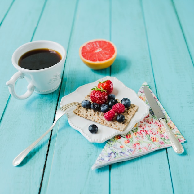 Café, toranja e bagas