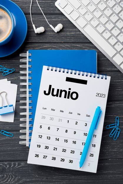 Foto grátis calendário de junho de 2023 com configuração plana com teclado