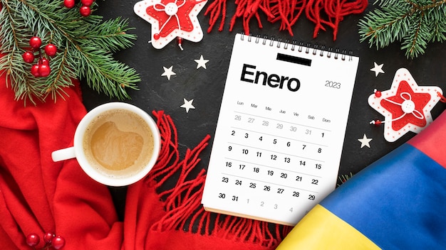 Foto grátis calendário de vista superior e arranjo de xícara de café