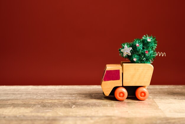 caminhão de brinquedo que leva uma árvore de Natal