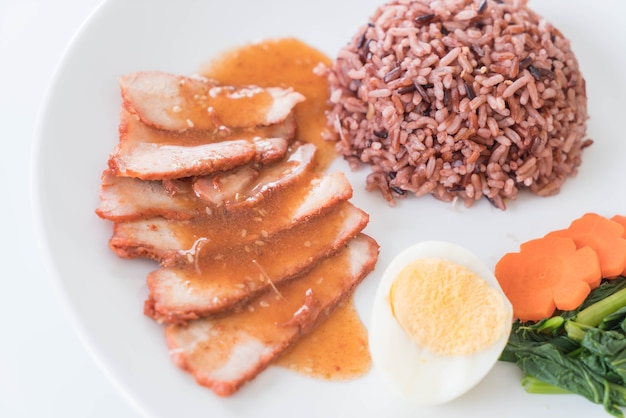 Foto grátis carne de porco vermelha assada com molho com arroz de baga