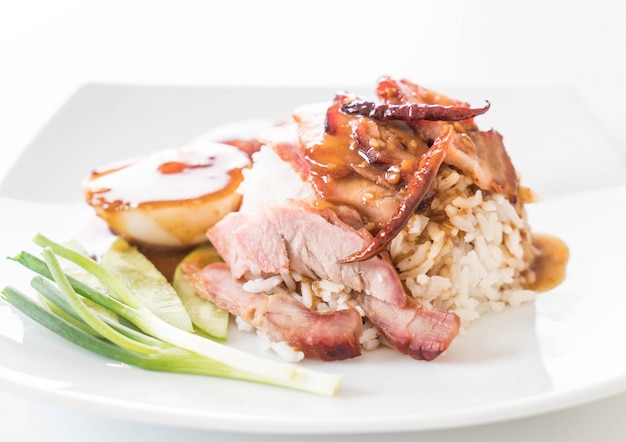 Foto grátis carne de porco vermelha assada no molho com arroz