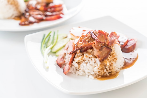 Foto grátis carne de porco vermelha assada no molho com arroz