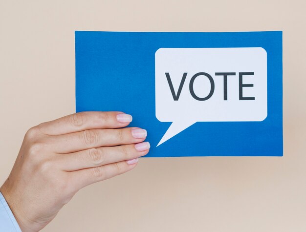 Cartão de vista frontal azul com bolha do discurso de votação com fundo bege