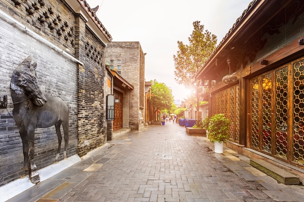 Foto grátis casa chinesa de cidade chinesa estreita